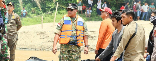 Bupati Suhardiman Amby Pimpin Langsung Operasi Gempur PETI di Cerenti: 43 Rakit Dihanguskan, Sungai Kuantan Harus Kembali Lestari