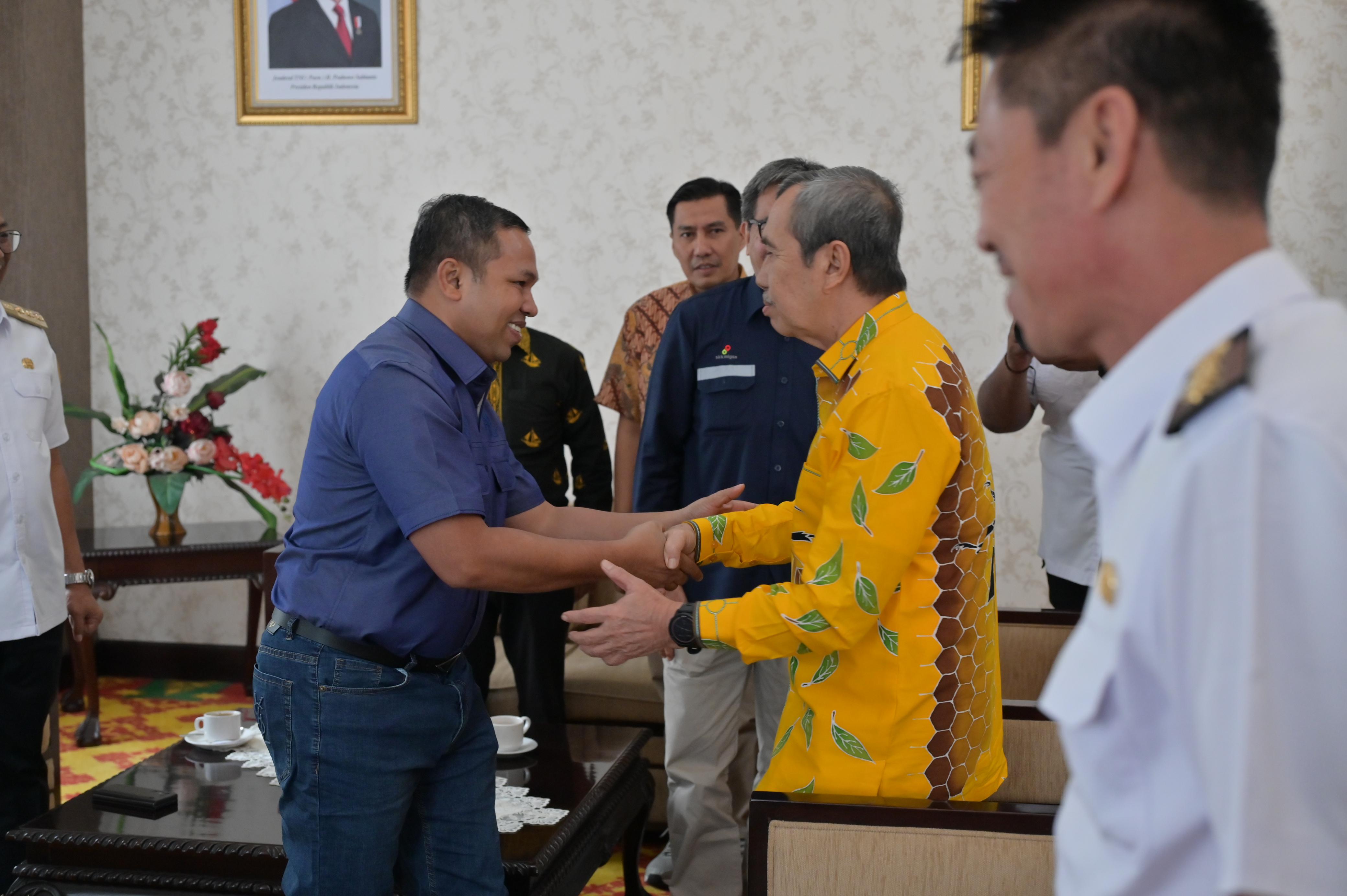 Syamsuar Ucapkan Selamat kepada Abdul Wahid Sembari Menyambut Kedatangan Menteri ESDM