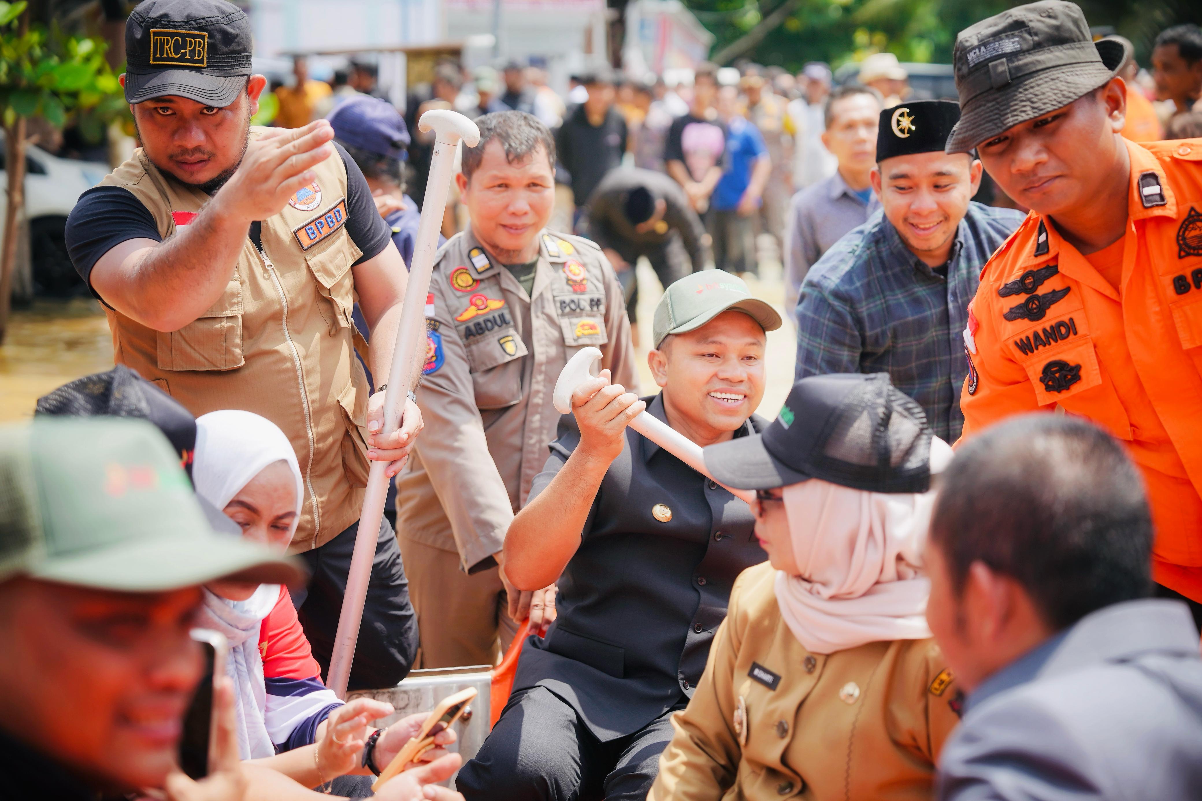 Gubernur Riau Abdul Wahid Tinjau Banjir dan Serahkan Bantuan di Desa Sendayan, Kampar Utara