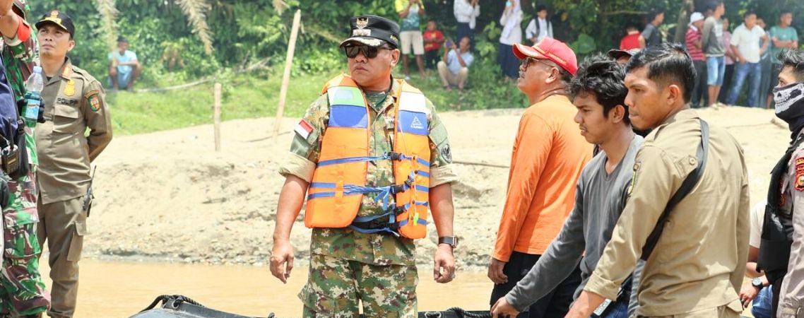 Bupati Suhardiman Amby Pimpin Langsung Operasi Gempur PETI di Cerenti: 43 Rakit Dihanguskan, Sungai Kuantan Harus Kembali Lestari