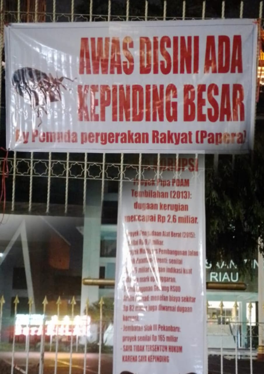 Spanduk Kepinding Besar Gegerkan Jalan Sudirman: Sindiran Terbuka Korupsi RSUD Arifin Ahmad dan Jembatan Siak 3 yang Tak Tersentuh Hukum