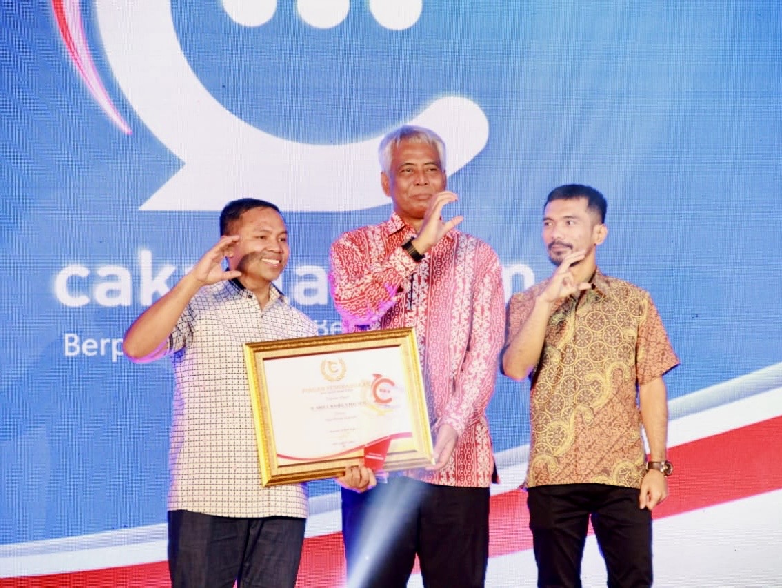 Abdul Wahid Terima Penghargaan Tokoh Politik Inspiratif Cakaplah Award
